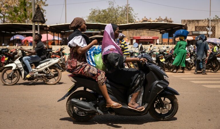 Burkina Faso : Le port du casque à moto, un symbole de responsabilité et de sécurité routière